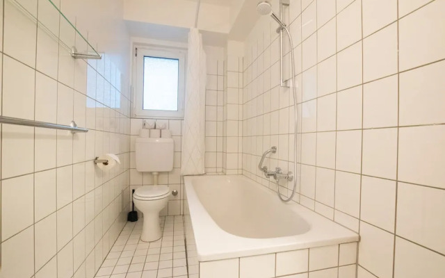 Comfortable Large Center Apartment