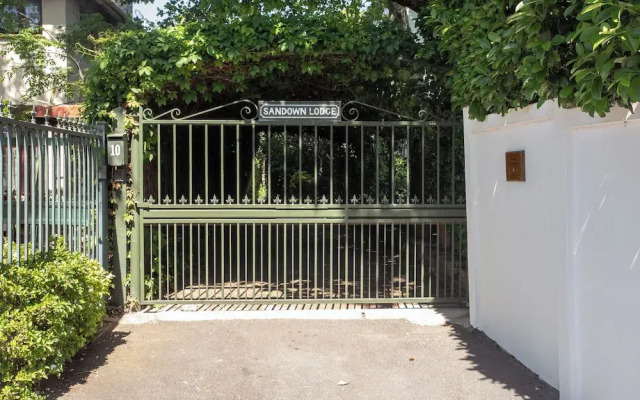 Sandown Lodge