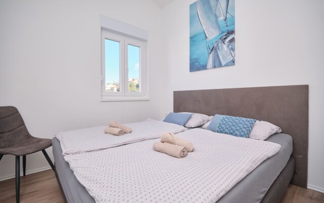 Queen's Lodge Mastrinka by Litto