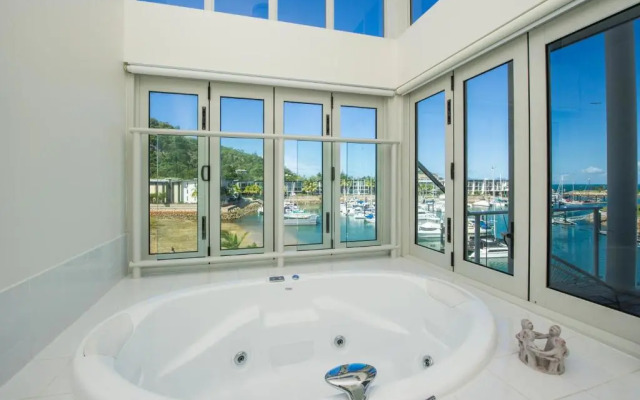 Beachside Magnetic Harbour Holiday Apartments