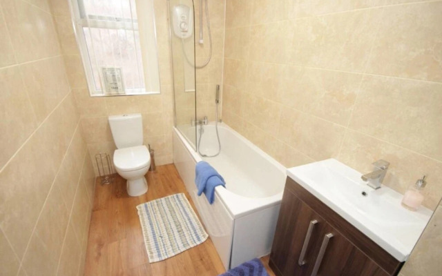 Large 6 bed House With Hot Tub