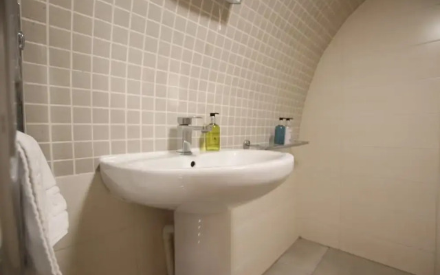 Charming Flat With Private Patio in Clifton