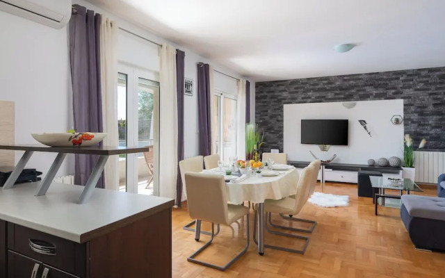 Sunshine Holiday Home