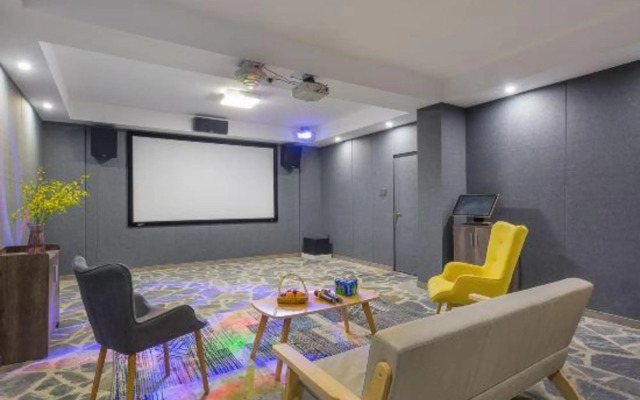 Anji Qingyun Mountain Residence, Cloud Grassland Light Luxury Pool Designer Resort
