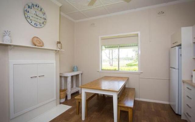 Wine Country Cottage located right at the Hunter Valley gateway, close to everything