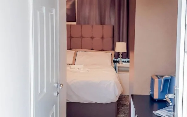 Room in Guest Room - Cosy Double Private Bedroom 2-3