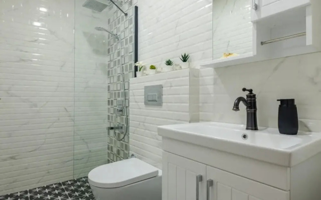 Spectacular Flat Near Bull Statue in Kadikoy