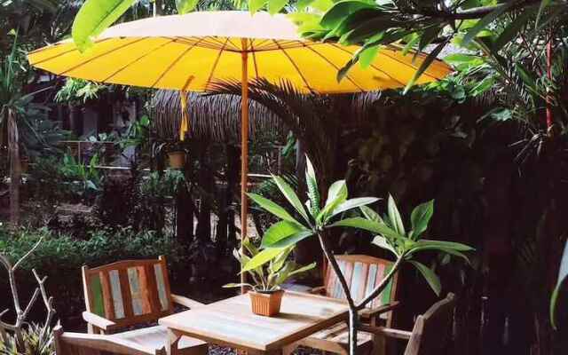 Gardenroom Home Stay And Cafe Suvarnabhumi