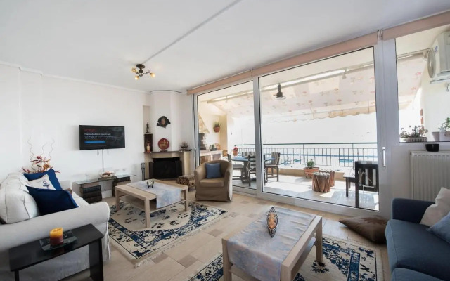 Apartment with marina view