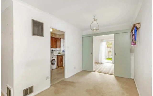 Charming 2 Bedroom Home in South London With Garden
