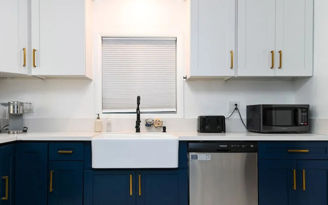 Immaculate 3bdr Private Bungalow, Walk to Beach!