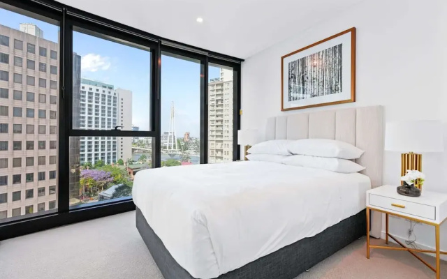 CBD High-rise 1-bed With Pool, Gym & Views