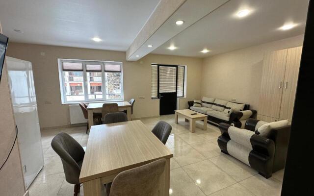 5 Bedrooms House