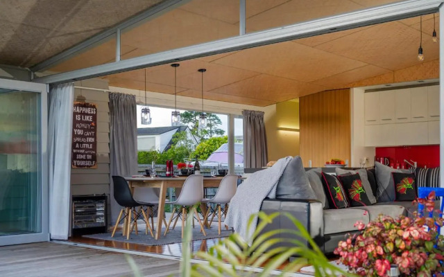 Modpod on The Tee - Matarangi Holiday Home
