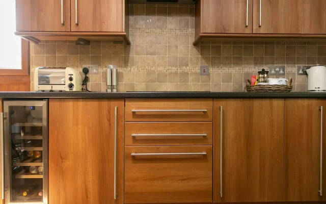Remarkable 4-bed House Near Leeds Airport