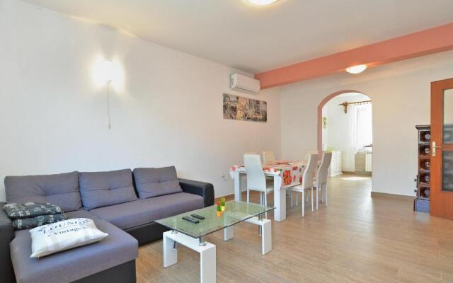 Apartments Gracijano 1724