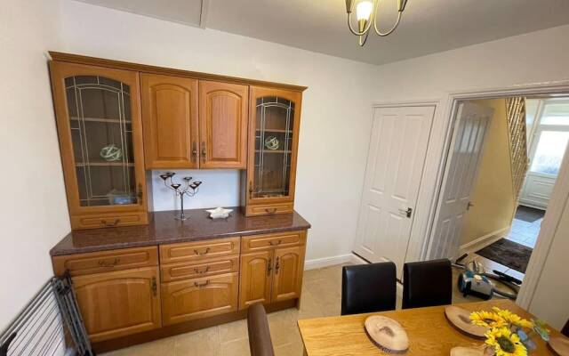 Impeccable 4-bed Home Away From Home in Swindon