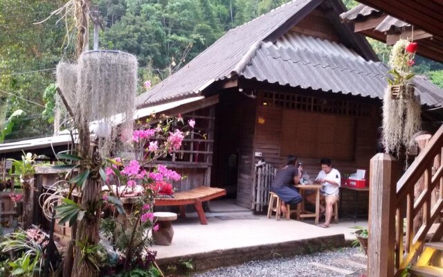 清迈湄康蓬胡安伯格哈格酒店(Maekampong Huean Bog Hug Chiangmai)