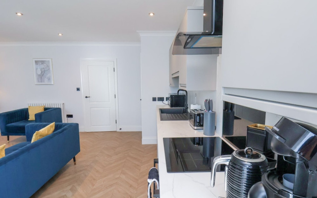 The Salisbury Apartment 404