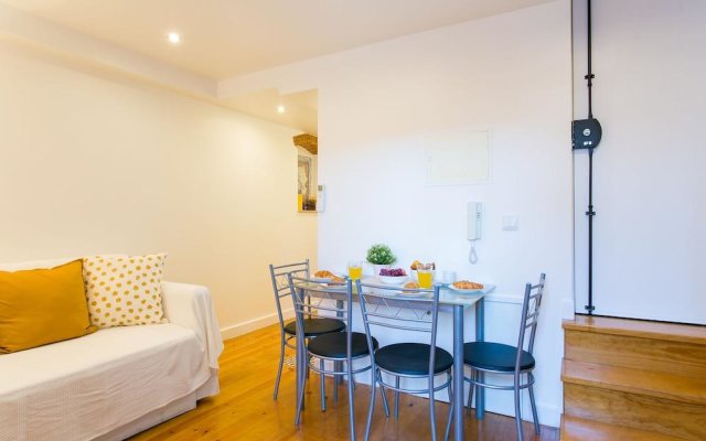 ALTIDO Cosy 1-bed flat w/balcony in Alfama, moments from the Port