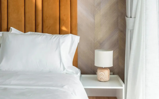 Keyrock Living - 1BR Lake View at Reva