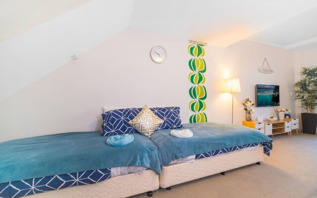 Near Airport & Train Station Stylish Two-Story Apartment