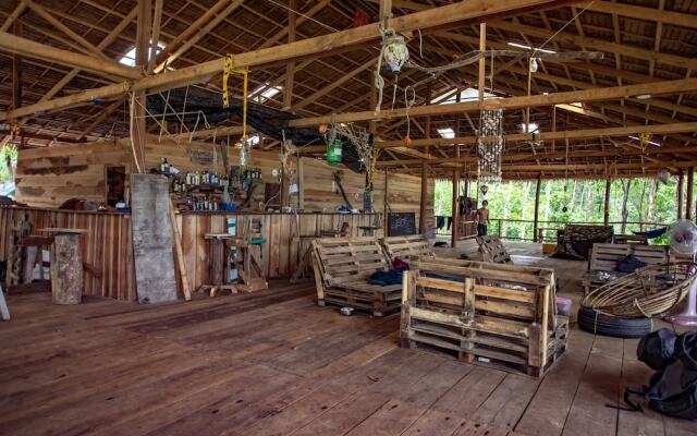 Driftwood Hostel and Bungalows