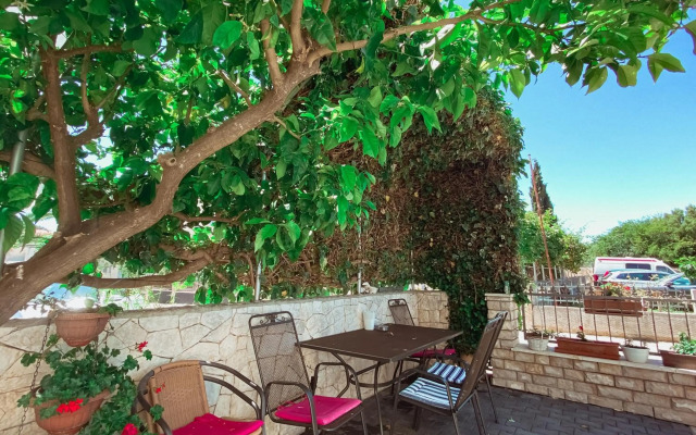 Apartments with a parking space Mavarstica, Ciovo - 18882