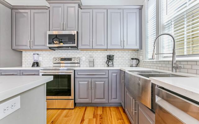 Chic 4 BR Condo - Large Pool - Perfect Location