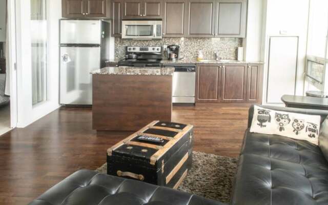 Modern 2 bedroom Condo with CN Tower Views