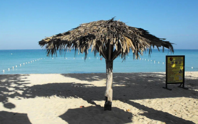 Bar-B-Barn Beach Hotel
