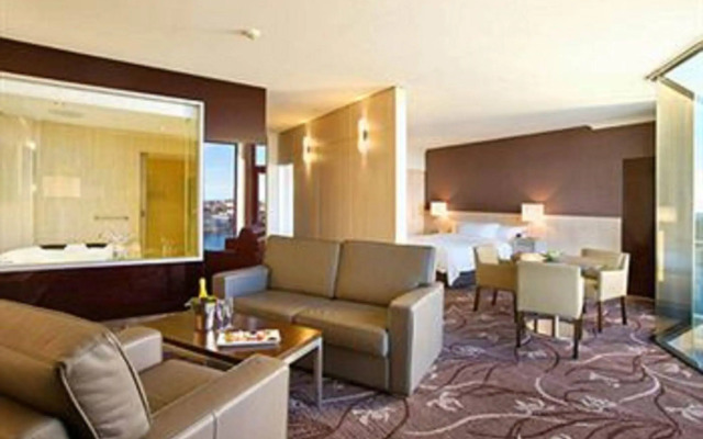 Lakes Hotel