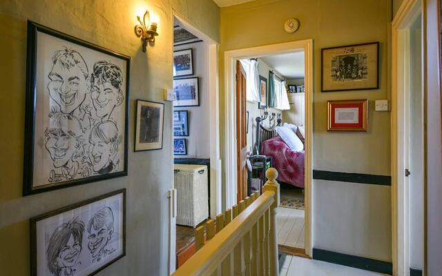 Lovely 4-bed House in Village of Sandhurst