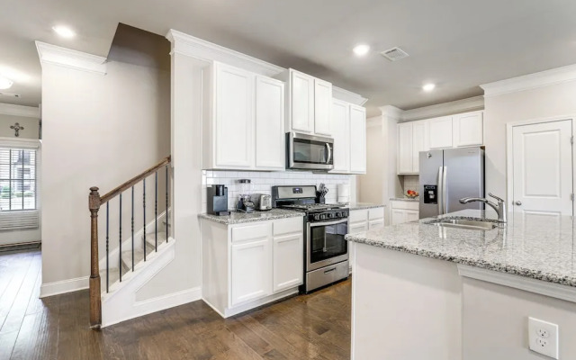 Lawrenceville Townhome w/ Community Pool Access!
