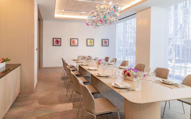 HALL Arts Hotel Dallas, Curio Collection by Hilton