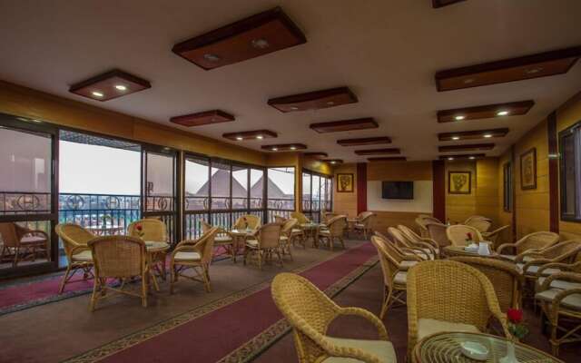 Pyramids Plaza Hotel