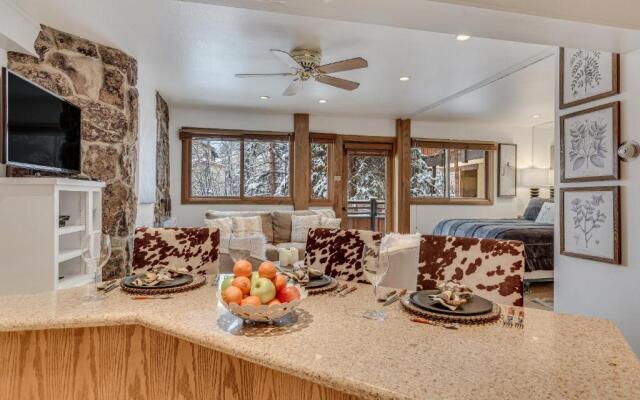Laurelwood Condominiums Studio Premier Unit 304