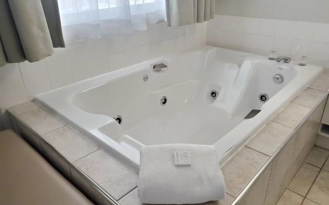 Travelodge by Wyndham Golden Sportsman Lodge