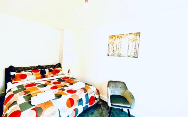 Modern townhouse, Sleeps 4 with parking