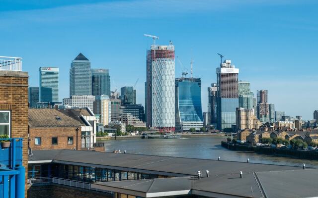 Delightful Wapping Home with Stunning River Views
