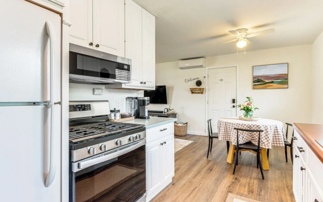 4 Mi to Dtwn: Dog-friendly Fayetteville Home