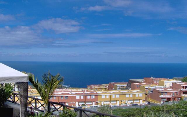 Rustic Holiday Home With Balcony and sea View