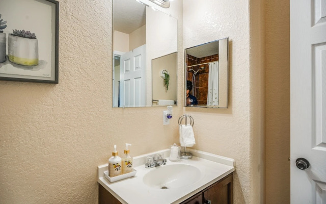 San Antonio Townhome ~ 2 Mi to Aquarium!