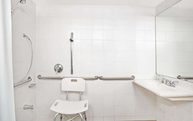 Howard Johnson Express Inn - Claremont