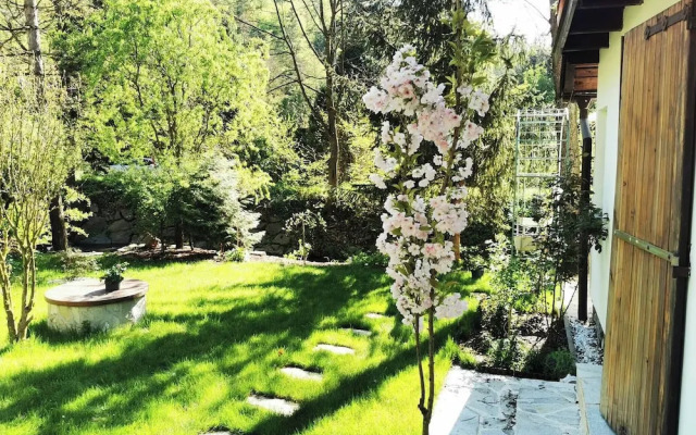 Sunny Wooden House on Creek, 30 Minutes Prague