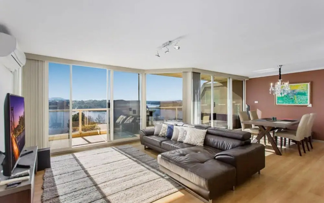 2-bed Unit With Balcony, BBQ & Stunning Lake Views