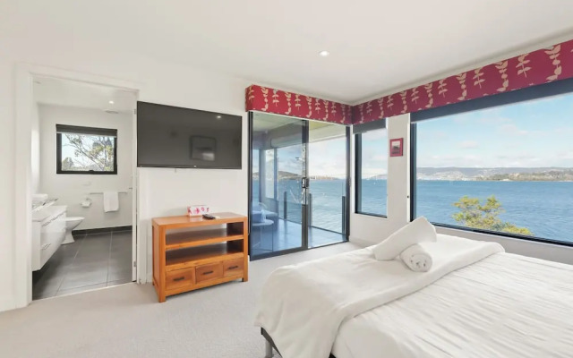 Waterfront Home - Gorgeous Views - 2 Bed
