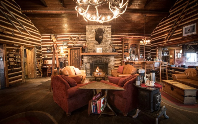 Storm Mountain Lodge Cabins & Dining