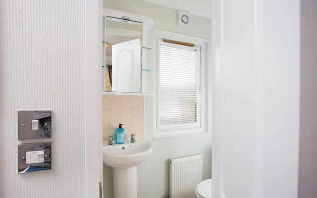 Bluebell Lodge - Sleeps 4,hot Tub, Loch & Woodland