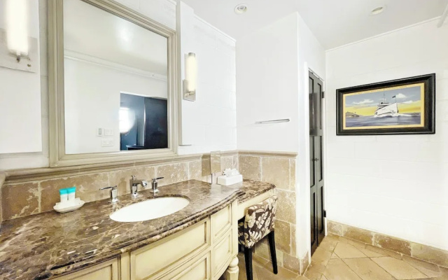 Catalina Courtyard Suites